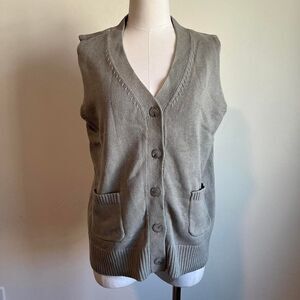 NWOT size large Gray V-neck sweater vest with pockets. from Indigo Threads Co.